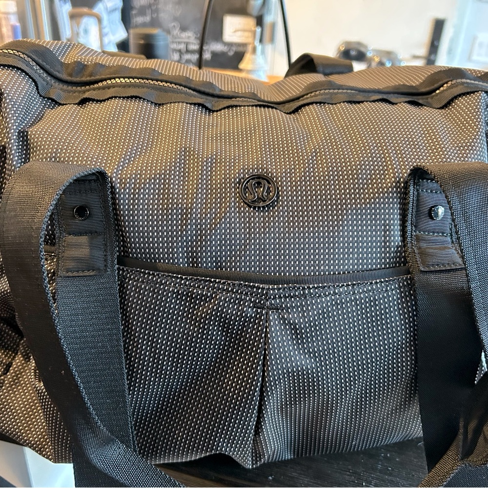 Lululemon workout bag that can also double as a travel or commuter tote!